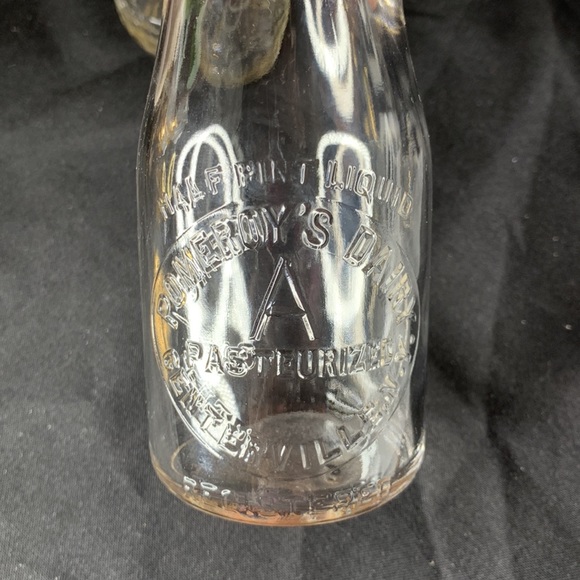 Set of 2 vintage / antique embossed 1/2 pint glass milk bottles - Picture 4 of 10